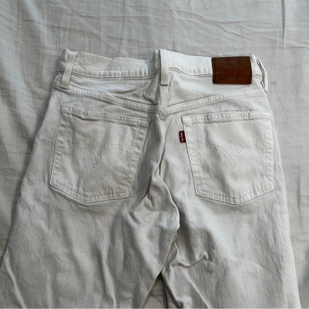 White Levi’s jeans